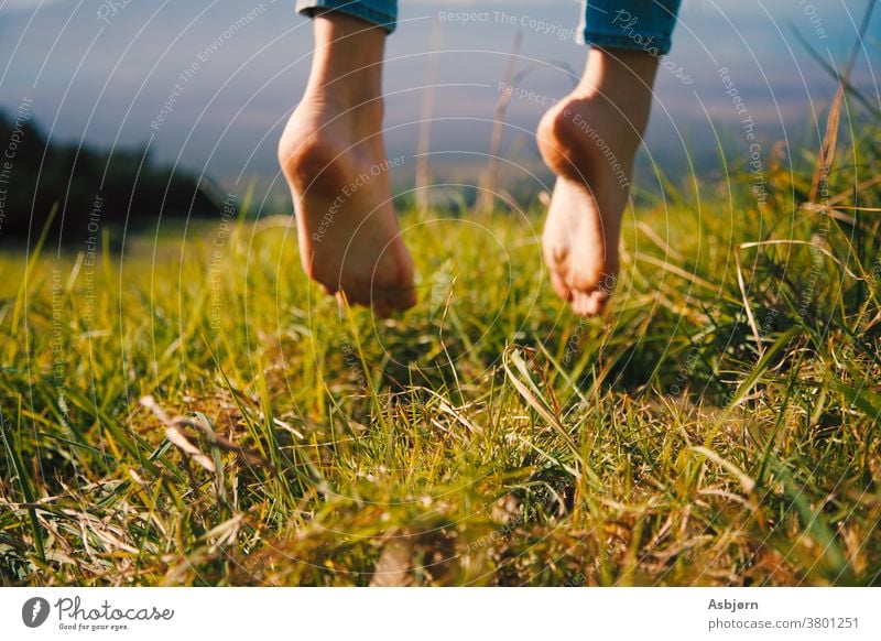 Auf Gras springen Fuß Sommer Beine Wiese Tal Barfuß Außenaufnahme unkenntlich