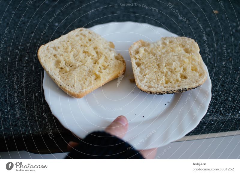 Brot zum Frühstück Schnellverpflegung Lebensmittel schnell Butter Mohn Belegtes Brot