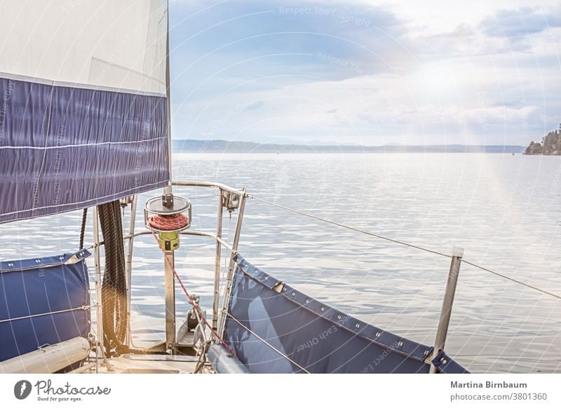Segeln auf einem Segelboot im Pazifischen Ozean bei Seattle, Washington pazifik Reise Kreuzfahrt Sport Jacht Himmel Yachting MEER reisen Sonnenuntergang blau