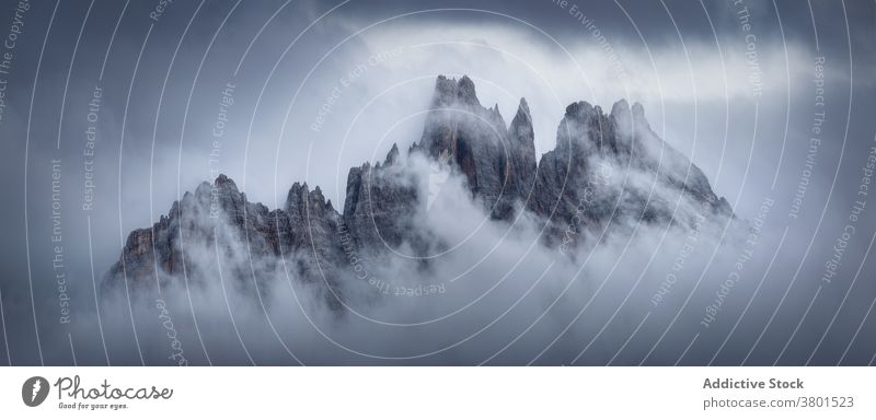 Borstige Felsen im Nebel unter Himmel bei Tageslicht felsig Formation Natur Hochland Atmosphäre Geologie Wetter unberührt wolkig hell braun Farbe