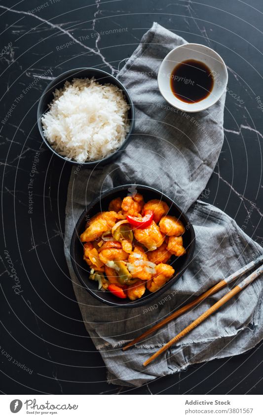 Appetitliche asiatische Gerichte, serviert auf dem Tisch mit Sojasauce und Teeservice Reis Hähnchen Speise Asiatische Küche Essstäbchen lecker appetitlich