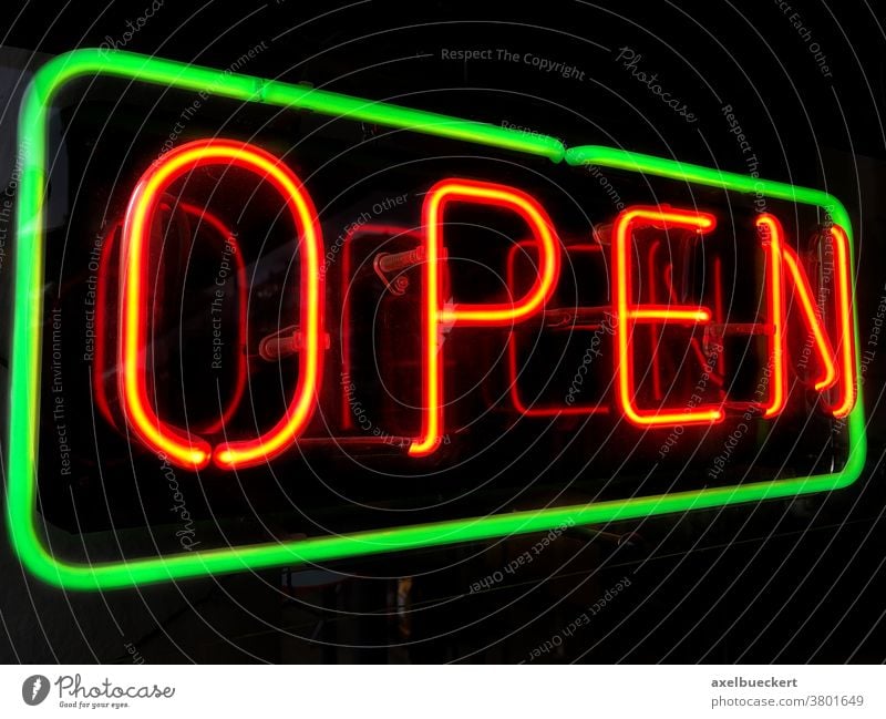 Open Neonschild im Schaufenster - geöffnet open offen Leuchtreklame Laden Restaurant Zeichen rot Nacht Business beleuchtet Symbol Hinweisschild Fenster
