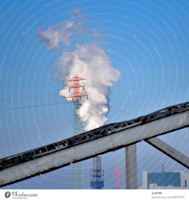 Strommast vor Kohlekraftwerk und Brückenfragment Emmission CO2-Ausstoß Umweltverschmutzung Klimawandel Umweltschutz Schornstein Industrieanlage