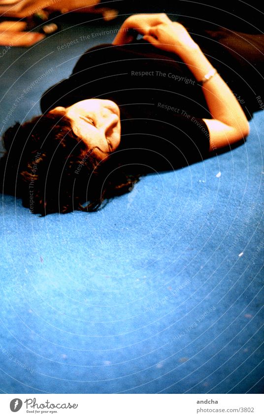 ...am boden aber nicht zerstört* Frau Boden blau schwarz Teppich Zufriedenheit Erholung Müdigkeit Fototechnik liegen