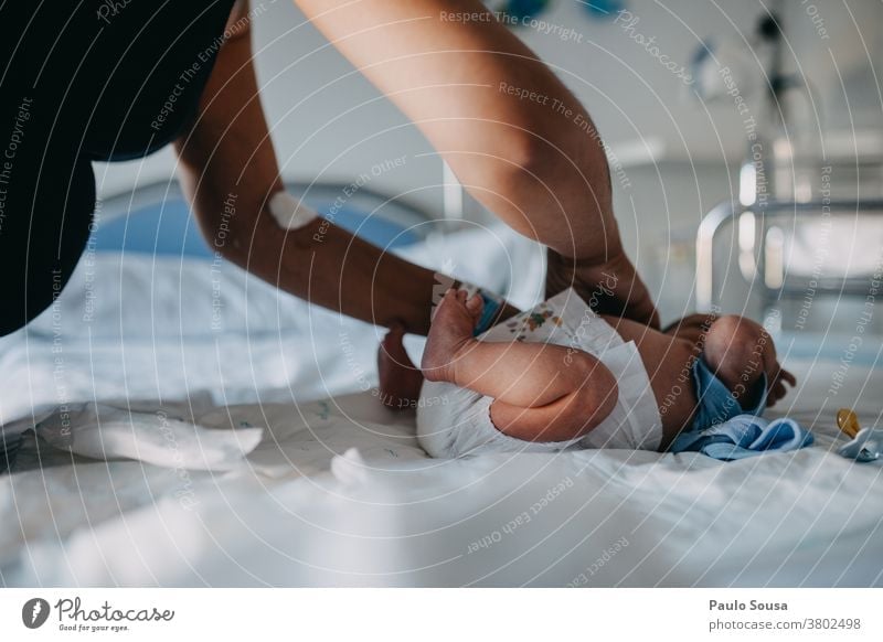 Mutter Neugeborene Windel im Krankenhaus wechseln Mutterschaft neugeboren Glück schön Kind Familie & Verwandtschaft Liebe Baby Pflege Kaukasier Menschen