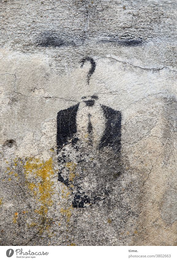 Kunst am Bau | nichts ist für immer (1) grafitti mauer wand haken fragezeichen anzugjacke krawatte verwaschen beschädigt alt trashig