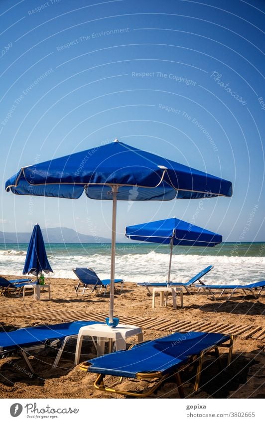 Leere Liegestühle am Strand Liegestuhl Sonnenschirm Meer Kreta Griechenland Einsamkeit Entspannung Reiselust Fernweh Sehnsucht Stimmung Freiheit Ruhe Urlaub
