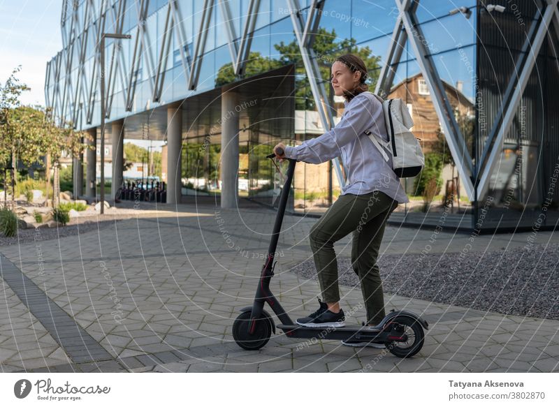 Frau auf Elektro-Kick-Roller elektrisch Tretroller Reiten Straße Großstadt Transport Lifestyle modern urban Person Technik & Technologie Freizeit Zukunft aktiv