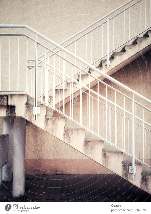 Außentreppe in mittelmäßigem Zustand Treppe Treppengeländer Geländer Architektur aufsteigen Treppenabsatz aufwärts abwärts Haus Bauteil Wand Handlauf Stufen
