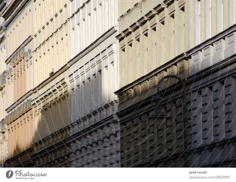 auf den Fassaden gegenüber Schatten werfen Stadthaus Häuserzeile Sonnenlicht Symmetrie Prenzlauer Berg Perspektive Architektur Reihe gleich Tristesse Stil