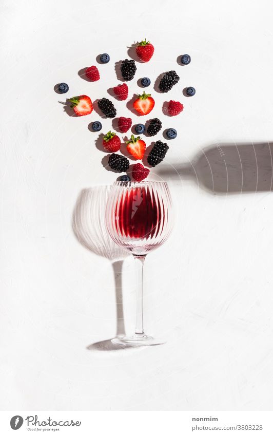 Konzeptkomposition, die Rotwein-Aromen von Sommerfrüchten von Beeren präsentiert Wein Glas Kelch Zusammensetzung Flachlegung Geschmack Frucht Schatten rot