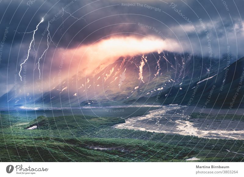 Gewitter mit Blitz im Denali-Nationalpark, Alaska Park national denali Berge u. Gebirge Landschaft Wolken Nebel Blitze reisen USA Wildnis Umwelt im Freien