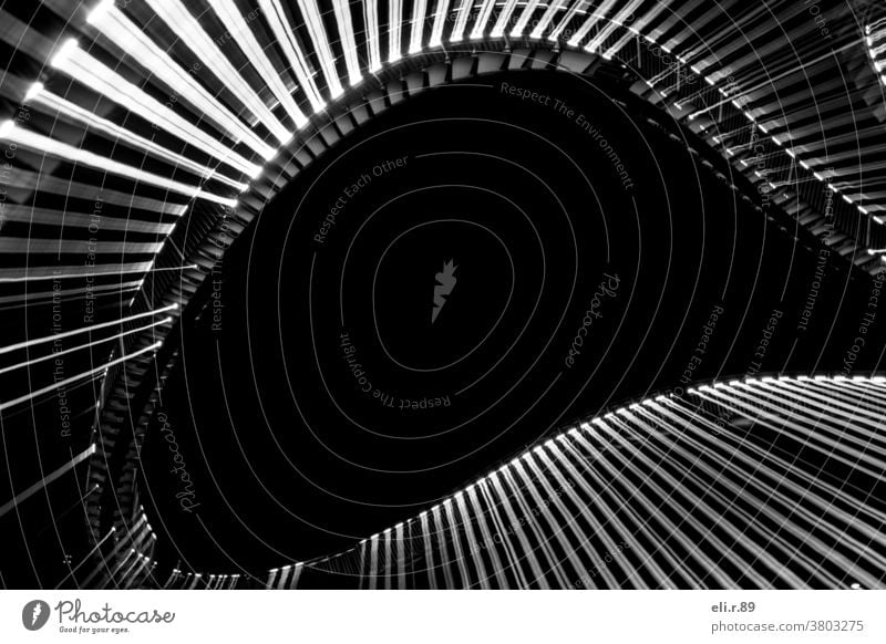 Lichtstreifen in schwarz-weiß bei Nacht Kunst Menschenleer dunkel Langzeitbelichtung Linie Streifen abstrakt Experiment Muster Strukturen & Formen Kontrast