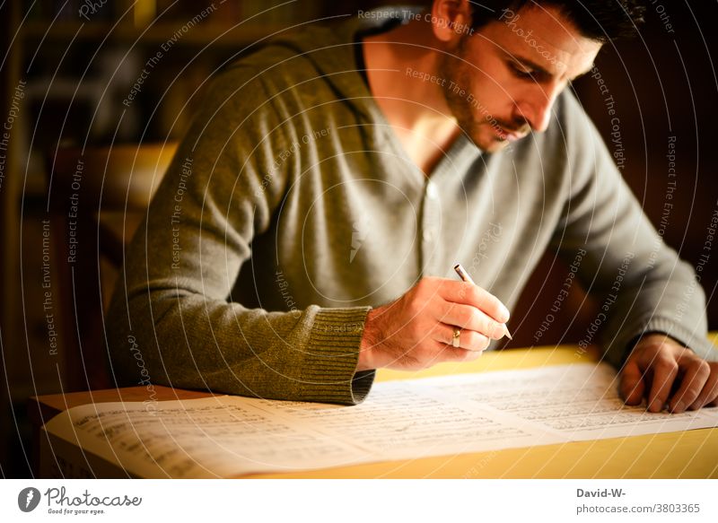 Mann schreibt Noten Musiker Musikalisch konzentriert arrangieren Künstler studieren Komponist schreiben Bleistift
