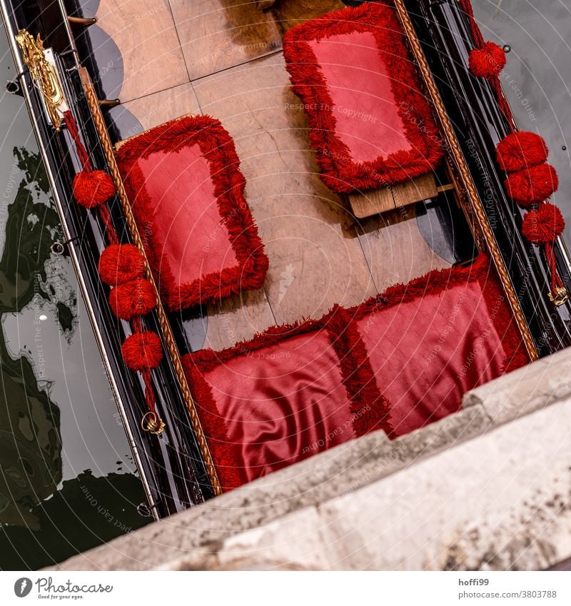 rote Sitze in einer venezianischen Gondel von oben auf einer Brücke gesehen. Hocker Gondel (Boot) Venedig Italien Kanal Tourismus Wasser Hafenstadt Stadt