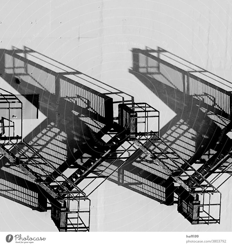 surreales Schattenspiel einer Fluchttreppe abstrakt Licht Treppe Aussentreppe Fluchtweg Architektur Treppengeländer Strukturen & Formen Fassade Gebäude Muster