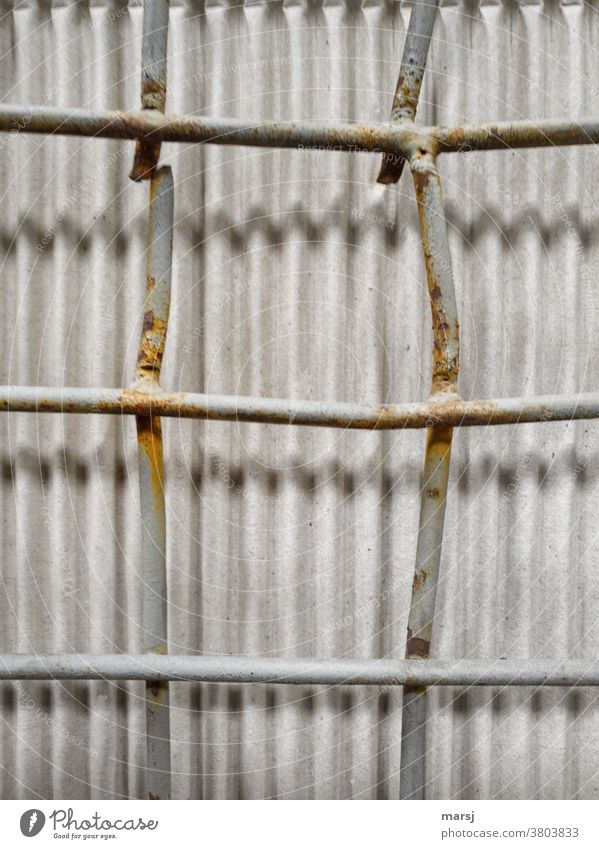 Gebrochene Eisenstäbe, die einen gezackten Schatten auf Wellpapp werfen Wellpappe Menschenleer Muster Strukturen & Formen grau abstrakt gebrochen zerstört