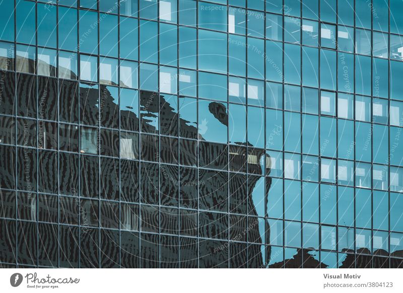 Stadtsilhouetten, die sich auf der verglasten Fassade eines Bürogebäudes spiegeln Gebäude abstrakt Reflexion & Spiegelung Fenster urban Architektur Struktur