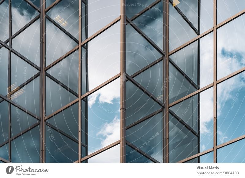 Abstrakter Hintergrund von Wolken, die sich an den verglasten Ecken eines Bürogebäudes spiegeln Fassade Gebäude abstrakt Fenster urban Architektur Struktur