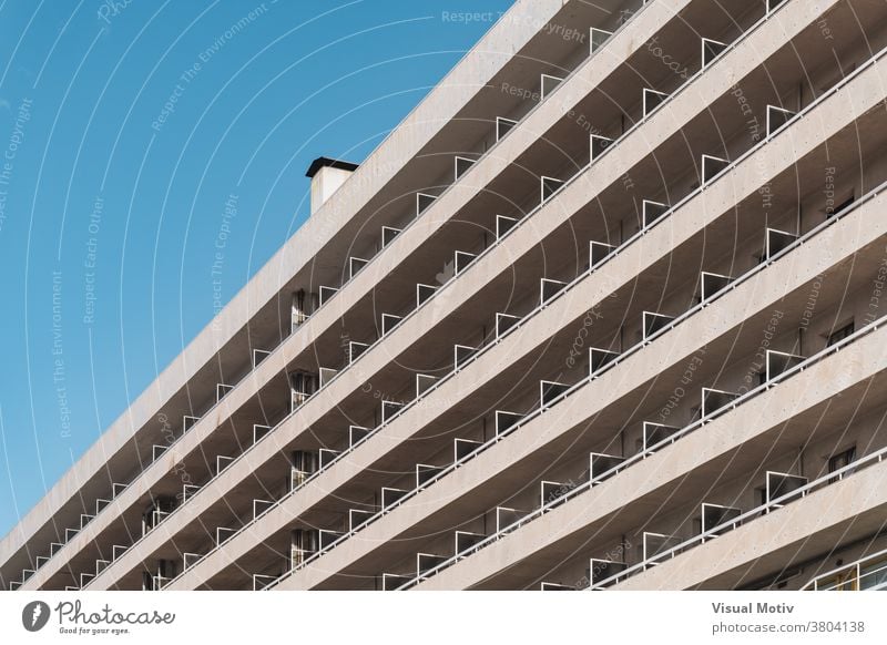 Reihen von Balkonen eines zeitgenössischen städtischen Gebäudes in diagonaler Ansicht Fassade urban Architektur Metropolitan Struktur geometrisch abstrakt