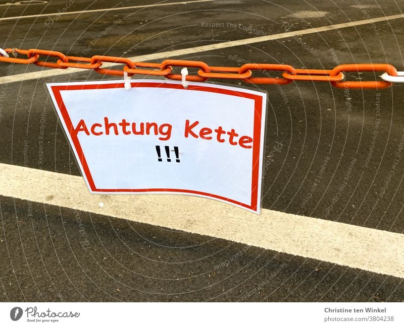 "Achtung Kette !!! " steht auf dem Warnschild, das an der Absperrkette hängt Vorsicht Warnhinweis Schilder & Markierungen Zeichen Schriftzeichen Sicherheit