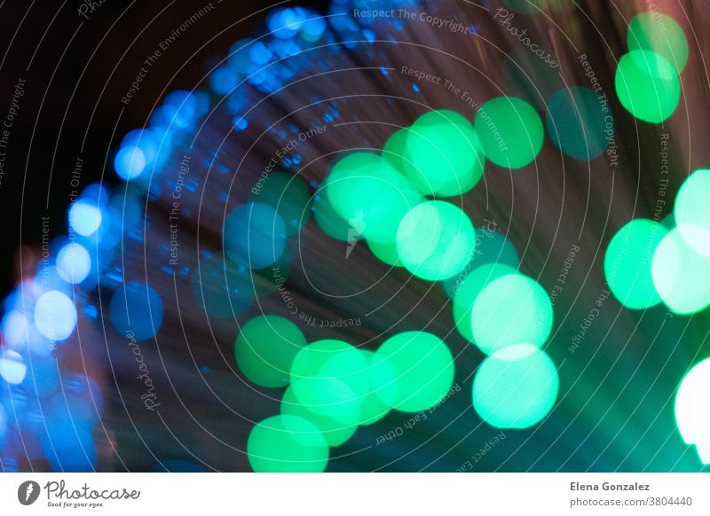 Bokeh-Hintergrund mit farbigen Lichtern in Blau und Grün Design abstrakt defokussiert Zauberei u. Magie Festessen Nacht Glitter glänzend elegant Raum sanft