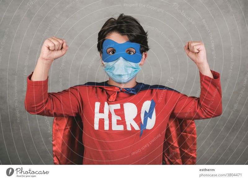 Coronavirus,Kind mit medizinischer Maske als Superheld verkleidet covid-19 medizinische Maske Virus Seuche Pandemie Quarantäne zu Hause bleiben 2019-ncov COVID