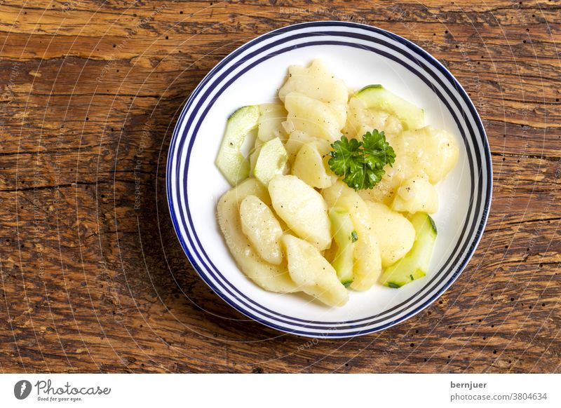bayerischer Kartoffelsalat Salat Aufsicht Holz rustikal Petersilie Bayern essig öl frisch Essen grün Dressing Gemüse Zwiebel Schüssel Gewürze Vorspeise Gericht