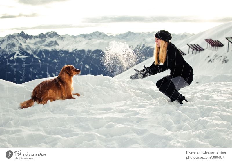 Frau Holle's Freizeitbeschäftigung feminin Junge Frau Jugendliche Leben Landschaft Winter Eis Frost Schnee Schneefall Alpen Berge u. Gebirge Gipfel