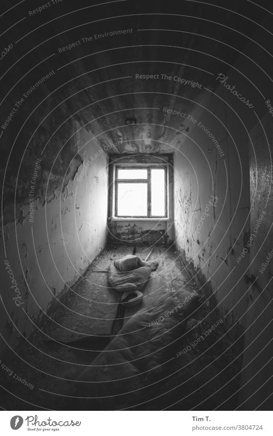 Zimmer mit Aussicht zwei Ukraine fenster Fenster s/w Raum Tschernobyl Krankenhaus Großstadt Pripjat Architektur Schwarzweißfoto SCHWARZ-WEIß alt Haus