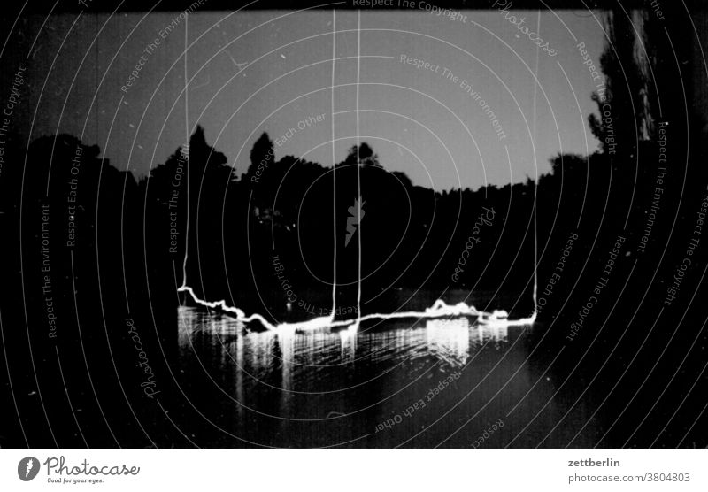 Nachts am Wolfsee in Borki abend nacht dunkel dunkelheit licht kerze illumination wasser wasseroberfläche teich gewässer unscharf verwischt verzogen experiment
