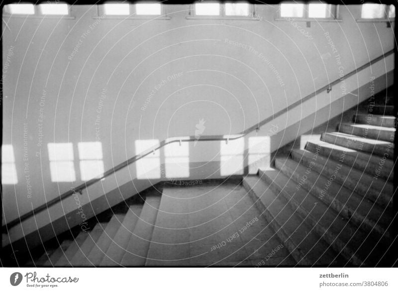 Treppenaufgang im S-Bahnhof Ostkreuz, Berlin, 1985 treppe abgang aufwärts abwärts stufe karriere lebenslauf absatz treppenabsatz geländer treppengeländer licht
