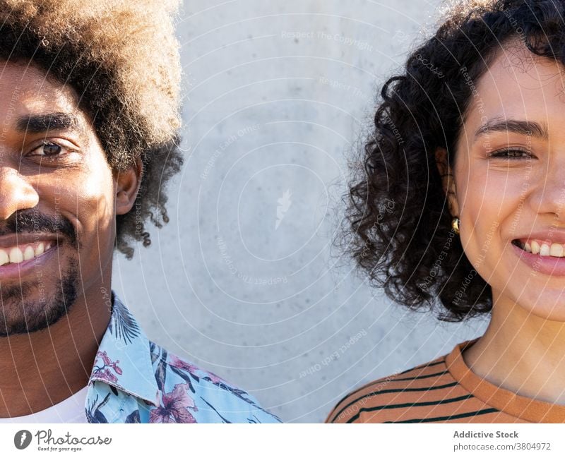 Glückliches junges ethnisches Paar lächelt in die Kamera Lächeln kuscheln halbes Gesicht heiter Liebe Partnerschaft Zusammensein Porträt genießen Zuneigung