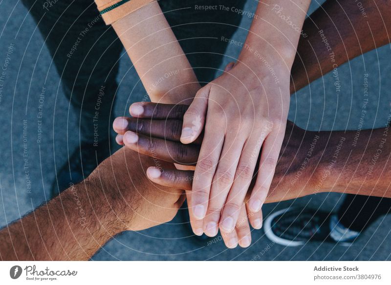 Fröhliche Menschen stapeln die Hände zusammen Paar Hände stapeln Zusammensein positiv Partnerschaft Freude Freundschaft Optimist gestikulieren genießen