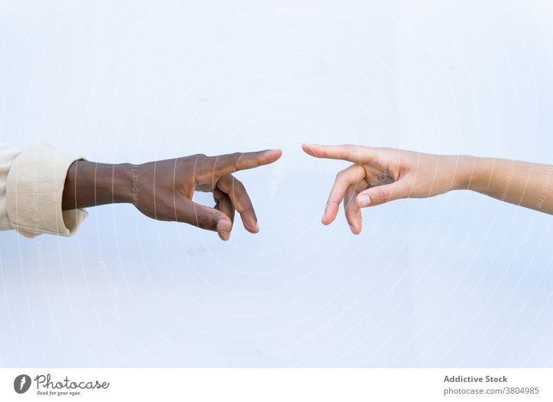 Crop multirassischen Paar berühren Zeigefinger Liebe Partnerschaft Zusammensein sanft Bonden Pflege lässig Stil Hand Freund Freundin multiethnisch