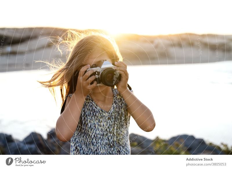 Anonyme Dame schießt Meer auf Fotokamera während des Sommerurlaubs Frau fotografieren MEER Tourist Urlaub Sonnenuntergang Fotoapparat Stil Feiertag Ufer felsig