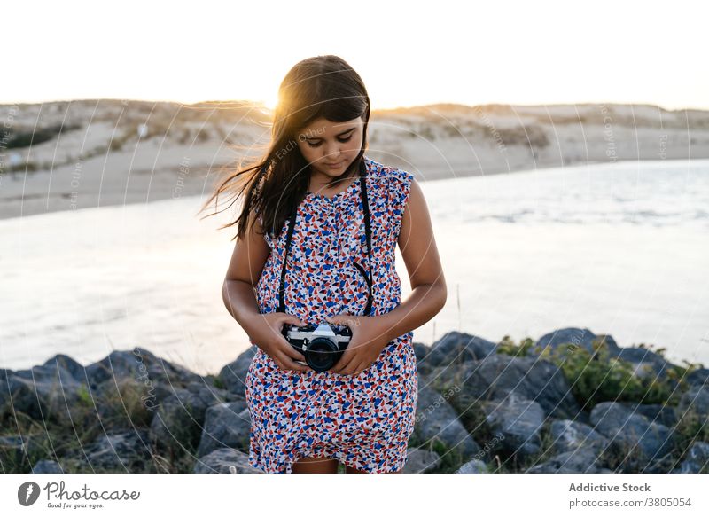 Anonymes Mädchen schießt Meer auf Fotokamera während des Sommerurlaubs Frau fotografieren MEER Tourist Urlaub Sonnenuntergang Fotoapparat Stil Feiertag Ufer