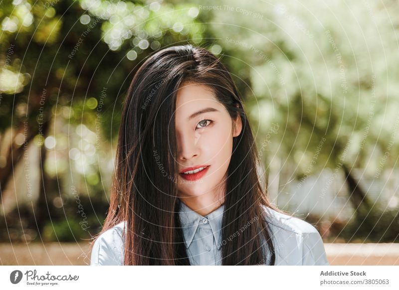 Verträumte junge ethnische Frau im Sommer Park traumhaft sich[Akk] entspannen Porträt Auge abdecken Stil feminin Vorschein Persönlichkeit Model asiatisch