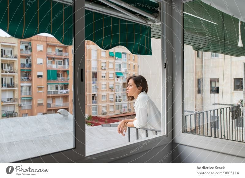 Ruhige junge Frau auf dem Balkon des Hauses Morgen Windstille genießen heimwärts sich[Akk] entspannen ruhen Terrasse lässig weißes Hemd besinnlich verträumt