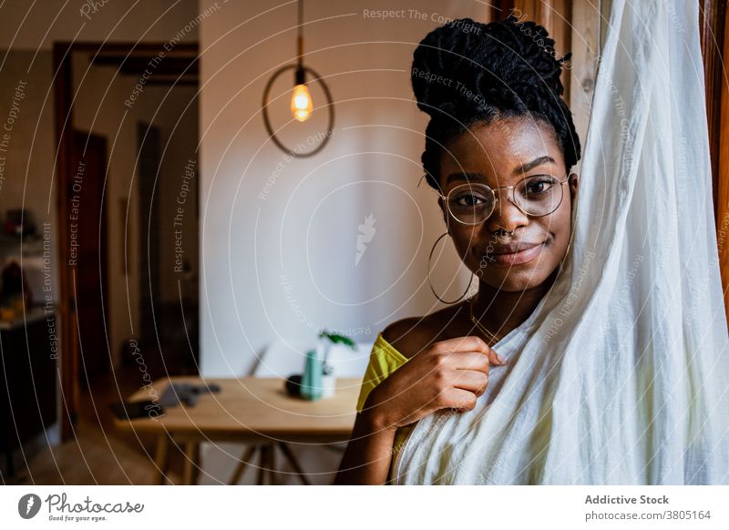 Stilvolle schwarze Dame versteckt sich hinter einem Vorhang zu Hause Frau Deckblatt Gardine besinnlich Windstille trendy heimwärts sich[Akk] entspannen