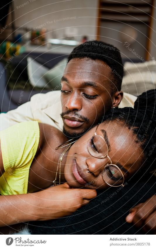 Fröhliche junge afroamerikanische Paar kuscheln, während auf dem Boden zu Hause liegen Lügen Zeit verbringen Zusammensein Glück Liebe romantisch