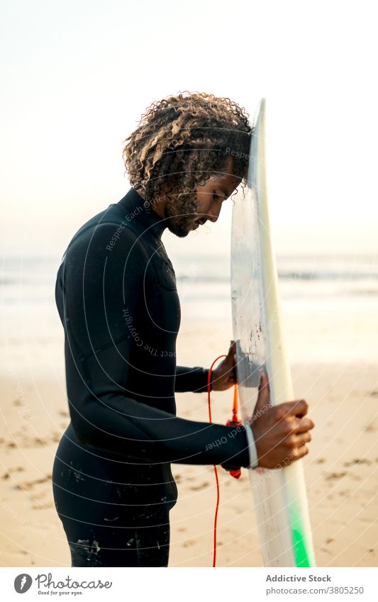 Nachdenklich Surfer hält skimboard Mann Sonnenuntergang Skimboard Meeresufer Freiheit tropisch nachdenklich Wassersport männlich Resort ethnisch MEER besinnlich