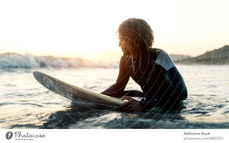 Konzentrierter Surfer schaut auf kommende Welle Mann winken MEER Meer Wassersport Sommer Fokus Freizeit Surfbrett männlich ernst besinnlich krause Haare
