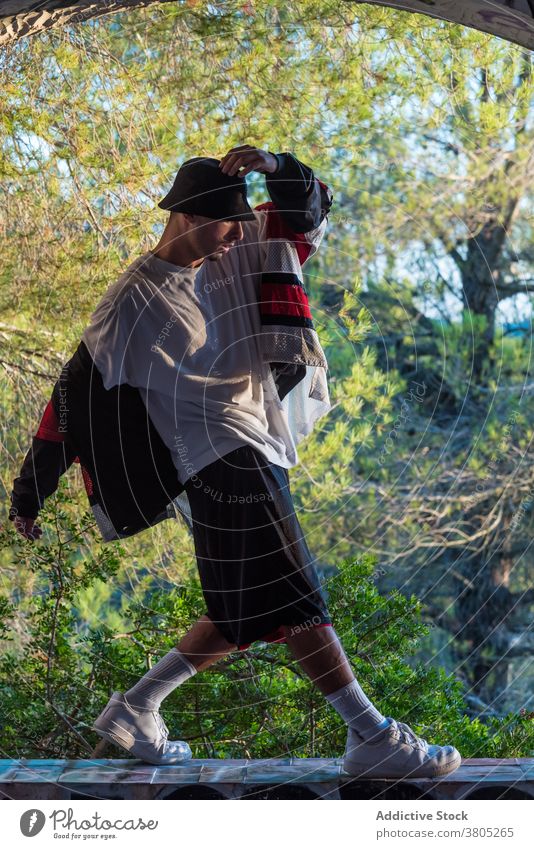Tänzerin beim Üben im Park Mann ausführen Probe Bewegung expressiv Aktion Choreographie Hip-Hop männlich Kultur Kunst Talent Konzentration agil beweglich