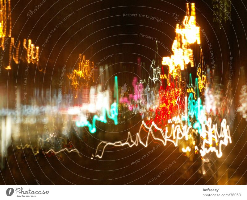 Lichterwirrwarr Langzeitbelichtung Leuchtreklame Nachtlicht Straßenbeleuchtung mehrfarbig Lichtstreifen