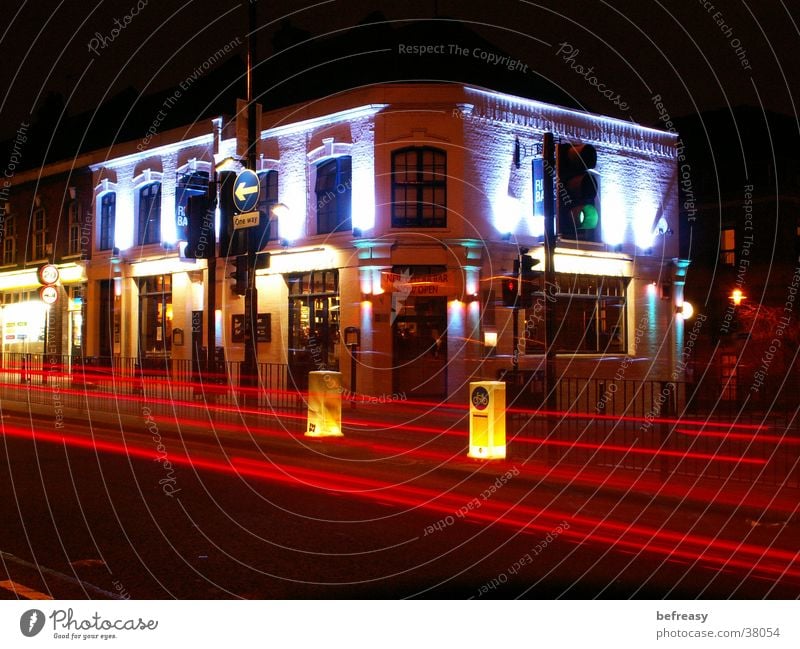Bar in London Haus Beleuchtung Straßenverkehr Langzeitbelichtung blaues Licht rotes Licht