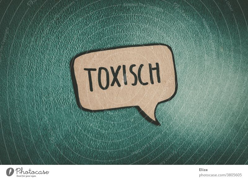 Sprechblase in der das Wort toxisch steht auf türkisem Untergrund. Toxisch Kommunikation Beziehung Gefühle ungesund emotional Missbrauch negativ