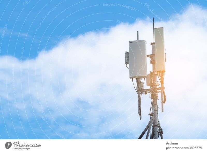 Fernmeldeturm mit blauem Himmel und weißem Wolkenhintergrund. Antenne auf blauem Himmel. Radio- und Satellitenmast. Kommunikationstechnik. Telekommunikationsindustrie. Mobil- oder Telekom 4g Netzwerk.