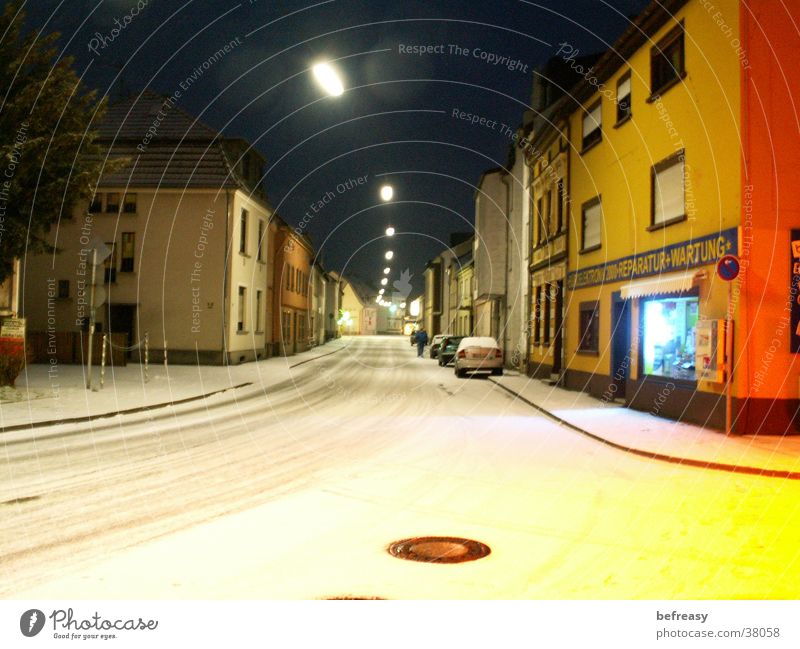Verschneiter Morgen Nacht Langzeitbelichtung Schnee weiß dunkel Straße Kontrast