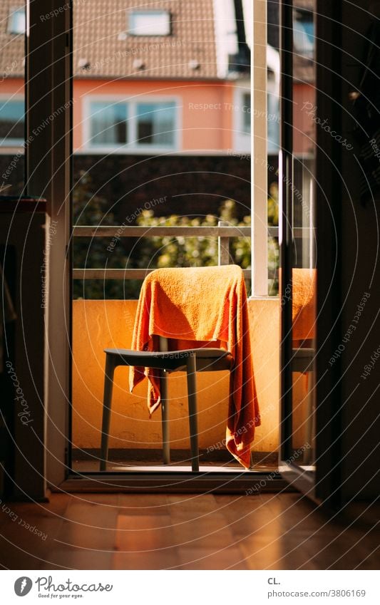 stuhl mit handtuch Stuhl Handtuch Wohnung Balkon zuhause Häusliches Leben Alltagsfotografie Alltagsleben Wäsche trocknen orange Haushalt Tür lüften